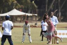 Catherine, Duchess of Cambridge (C), is watched by former Indian cricketer Dilip Vengsarkar (R) as she and Britain's Prince William play a game of cricket with Indian children, who are beneficiaries of NGOs, at the Oval Maidan in Mumbai, April 10, 2016. PHOTO BY REUTERS/Indranil Mukherjee
