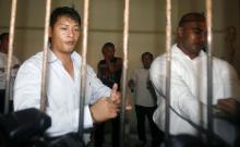 Australian Andrew Chan (L) and Myuran Sukumaran wait in a temporary cell for their appeal hearing in Denpasar District Court in Indonesia's resort island of Bali, September 21, 2010. PHOTO BY REUTERS/Murdani Usman