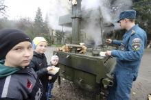 Children visit a mobile station, opened and operated by members of the Russian Emergencies Ministry to lend support and distribute hot meals to local residents due to power cuts in the settlement of Massandra, Crimea, November 27, 2015. PHOTO BY REUTERS/Pavel Rebrov