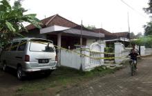 Children ride a bike past a house with police tape around it, following a raid by anti-terror police in Mojokerto, East Java, Indonesia, December 20, 2015. PHOTO BY REUTERS/Syaiful Arif