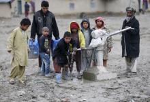 Children drink water from a public water pump on the outskirts of Kabul, Afghanistan, March 4, 2016. PHOTO BY REUTERS/Omar Sobhani