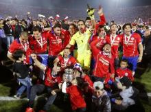 Chile celebrates with the trophy after defeating Argentina to win the Copa America 2015 final soccer match at the National Stadium in Santiago, Chile, July 4, 2015. PHOTO BY REUTERS/Marcos Brindicci