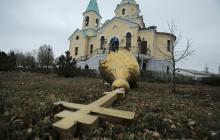 A damaged dome is seen in yard of orthodox church damaged by recent shelling in Kuibyshevski district in Donetsk, eastern Ukraine, November 25, 2014. PHOTO BY REUTERS/Antonio Bronic