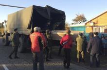 Russian servicemen unload a coffin containing the body of Vadim Kostenko, one of the Russian air force's support staff in Syria, from a truck near his family's house in the village of Grechnaya Balka, north-west of Krasnodar, Russia, October 27, 2015. PHOTO BY REUTERS/Maria Tsvetkova