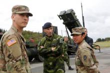 Supreme Commander of the Swedish Armed Forces, Micael Byden, talks with U.S. soldiers during the joint NATO exercise 'Aurora 17' at Save airfield in Goteborg, Sweden, September 13, 2017. PHOTO BY REUTERS/Henrik Brunnsgard/TT News Agency
