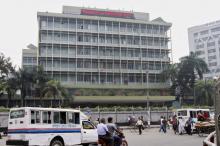 Commuters pass by the front of the Bangladesh central bank building in Dhaka, March 8, 2016. PHOTO BY REUTERS/Ashikur Rahman