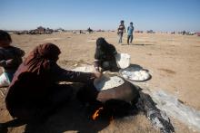 Displaced people from the outskirts of Mosul make bread in the town of Bashiqa, after it was recaptured from the Islamic State, east of Mosul, Iraq, November 18, 2016. PHOTO BY REUTERS/Khalid al Mousily