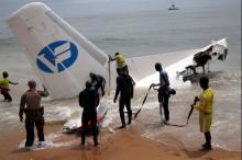 French soldiers and rescuers prepare to pull the remains of a cargo plane that crashed in the waters near the Felix Houphouet Boigny International Airport, in Abidjan, Ivory Coast, October 14, 2017. PHOTO BY REUTERS/Luc Gnago