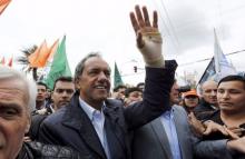 Presidential candidate Daniel Scioli waves to supporters during a rally in Quilmes, on the outskirts of Buenos Aires, October 20, 2015. PHOTO BY REUTERS/Marcos Brindicci