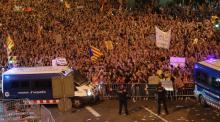 People raise arms and shout during a demonstration two days after the banned independence referendum in Barcelona, Spain, October 3, 2017. PHOTO BY REUTERS/Susana Vera