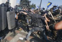 Demonstrators, who are against a constitutional amendment on decentralization, clash with police outside the parliament building in Kiev, Ukraine, August 31, 2015. PHOTO BY REUTERS/Valentyn Ogirenko