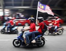 "Red Shirt" demonstrators on motorcycles gather for a rally to celebrate Malaysia Day and to counter a massive protest held over two days last month that called for Prime Minister Najib Razak's resignation over a graft scandal, in Malaysia's capital city of Kuala Lumpur, September 16, 2015. PHOTO BY REUTERS/Olivia Harris