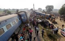 Rescue workers search for survivors at the site of a train derailment in Pukhrayan, south of Kanpur city, India, November 20, 2016. PHOTO BY REUTERS/Jitendra Prakash
