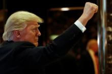 U.S.President-elect Donald Trump gestures to people in the lobby after speaking to the news media with television personality Steve Harvey and businessman Greg Calhoun after their meeting at Trump Tower in New York, U.S., January 13, 2017. PHOTO BY REUTERS/Shannon Stapleton