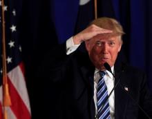 U.S. Republican presidential candidate Donald Trump looks out over the crowd gathered at a rally at the Turtle Point Golf Club in Kiawah Island, South Carolina, February 18, 2016. PHOTO BY REUTERS/Randall Hill