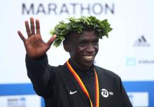 Kenya's Eliud Kipchoge celebrates after winning the men's race at Berlin Marathon, Berlin, Germany - September 24, 2017. PHOTO BY REUTERS/Michael Dalder