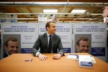 Emmanuel Macron, head of the political movement En Marche !, or Onwards !, and candidate for the 2017 presidential election, attends an autograph session for his book "Revolution" during a visit in Saint-Pierre-Des-Corps near Tours, France, February 10, 2017. PHOTO BY REUTERS/Stephane Mahe