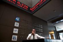 An employee looks on at electronic board displaying stock prices at the entrance of the Athens Stock Exchange, Greece, August 3, 2015. PHOTO BY REUTERS/Yiannis Kourtoglou