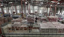 An employee works inside Akkad's carpet factory in Jordan Industrial Estates Company in Al-Muwaqar south of Amman, Jordan, September 14, 2017. PHOTO BY REUTERS/Muhammad Hamed