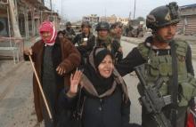 Civilians flee to a safe area with help from Iraqi security forces in Ramadi city, December 31, 2015. PHOTO BY REUTERS/Stringer