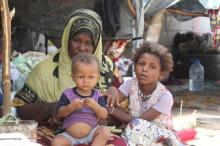 A woman and her children, displaced by the war in northwestern Yemen, are pictured next to their makeshift hut on the pavement of a street in the Red Sea port city of Hodeidah, Yemen, May 15, 2017. PHOTO BY REUTERS/Abduljabbar Zeyad