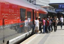 Migrants walk to board a train to Munich at the railway station in Vienna, Austria, September 1, 2015. PHOTO BY REUTERS/Leonhard Foeger