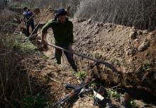 Fighters from the Free Syrian Army's Al Majd Brigades dig a trench in the rebel held besieged area of al-Marj in the Eastern Ghouta of Damascus, Syria, February 18, 2017. PHOTO BY REUTERS/Bassam Khabieh