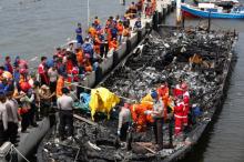 Police and rescue workers search a boat for victims at Muara Angke port in Jakarta, Indonesia, January 1, 2017. PHOTO BY REUTERS/Darren Whiteside