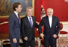 Austria's President Heinz Fischer (C) and Foreign Minister Sebastian Kurz (L) welcome Iranian Foreign Minister Javad Zarif for a bilateral meeting in Hofburg Palace in Vienna, Austria, July 3, 2015. PHOTO BY REUTERS/Leonhard Foeger