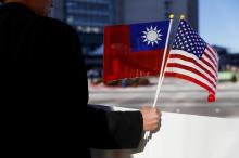 A demonstrator holds flags of Taiwan and the United States in support of Taiwanese President Tsai Ing-wen during an stop-over after her visit to Latin America in Burlingame, California, U.S., January 14, 2017. PHOTO BY REUTERS/Stephen Lam