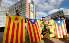 A group of demonstrators with Catalan and Flemish separatist flags gather outside the EU Commission headquarters in Brussels, Belgium, November 7, 2017. PHOTO BY REUTERS/Yves Herman