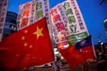 Members of a Taiwanese independence group march with flags around the group of pro-China supporters holding a rally calling peaceful reunification, in Taipei, Taiwan, May 14, 2016. PHOTO BY REUTERS/Tyrone Siu
