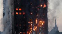Flames and smoke engulf a tower block, in north Kensington, West London, Britain, June 14, 2017. PHOTO BY REUTERS/Toby Melville