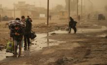 Iraqi people flee the Islamic State stronghold of Mosul in al-Samah neighborhood, Iraq, December 2, 2016. PHOTO BY REUTERS/Mohammed Salem
