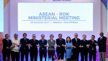 South Korean Foreign Minister Kang Kyung-wha (C) links hands with ASEAN foreign ministers and their representatives as they take part in the ASEAN-Republic of Korea (ROK) Ministerial Meeting in Philippine International Convention Center in Pasay city, metro Manila, Philippines August 6, 2017. PHOTO BY REUTERS/Noel Celis