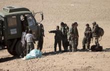 Foreign fighters (R) join members of the Kurdish People's Protection Units (YPG) in the southern countryside of Ras al-Ain, where clashes bewteen the YPG and Islamic State fighters are taking place, November 9, 2014. PHOTO BY REUTERS/Rodi Said