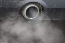 An exhaust emits fumes as a car is driven through Richmond in London, Britain, December 2, 2016. PHOTO BY REUTERS/Peter Nicholls