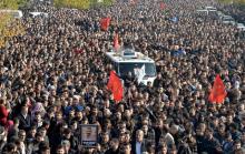 Thousands march during the funeral of the Bar Association President Tahir Elci in Kurdish dominated southeastern city of Diyarbakir, Turkey, November 29, 2015. PHOTO BY REUTERS/Stringer