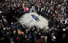 Family and friends surround the body of Dafna Meir, 38, during her funeral at a cemetery in Jerusalem, January 18, 2016. PHOTO BY REUTERS/Ronen Zvulun