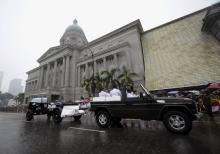The funeral cortege carrying the body of Singapore's former prime minister Lee Kuan Yew drives past the old Supreme Court in Singapore, March 29, 2015. PHOTO BY REUTERS/Timothy Sim