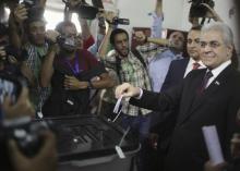 Presidential candidate Hamdeen Sabahi (R) casts his vote during the presidential election in Cairo, May 26, 2014. PHOTO BY REUTERS/Asmaa Waguih