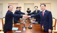 Lee Duk-haeng (2nd R), South Korea's head delegate and committee member of the South Korean Red Cross, shakes hands with his North Korean counterpart Pak Yong Il (2nd L) after their meeting at the truce village of Panmunjom in the demilitarized zone separating the two Koreas, South Korea, September 8, 2015. PHOTO BY REUTERS/Yonhap