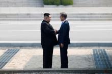 South Korean President Moon Jae-in and North Korean leader Kim Jong Un meet in the truce village of Panmunjom inside the demilitarized zone separating the two Koreas, South Korea, April 27, 2018. PHOTO BY REUTERS/Korea Summit Press Pool