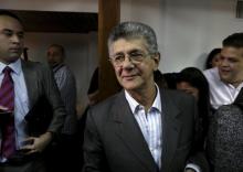 Henry Ramos Allup (C), deputy of Venezuela's coalition of opposition parties (MUD), walks after a news conference in Caracas, December 29, 2015. PHOTO BY REUTERS/Marco Bello