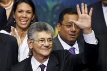Henry Ramos Allup, deputy of Venezuelan coalition of opposition parties (MUD), waves to supporters before the start of the session at the National Assembly in Caracas, January 5, 2016. PHOTO BY REUTERS/Carlos Garcia Rawlins