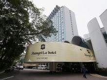 Security personnel patrol outside Shangri-la Hotel during the IISS Shangri-la Dialogue in Singapore, June 1, 2018. PHOTO BY REUTERS/Edgar Su