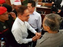 Malaysia's former prime minister Mahathir Mohamad (R) meets with jailed opposition leader Anwar Ibrahim in a high court in Kuala Lumpur, September 5, 2016. PHOTO BY REUTERS/Najwan Halimi