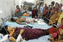 People who sustained injuries in a series of blasts are surrounded by their relatives at a hospital in Dhaka, October 24, 2015. PHOTO BY REUTERS/Ashikur Rahman