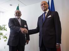 Iran's Foreign Minister Mohammad Javad Zarif (L) shakes hands with French Foreign Minister Laurent Fabius during the UN General Assembly