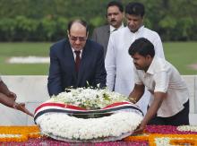Iraqi Prime Minister Nuri al-Maliki (L) places a wreath at the Mahatma Gandhi memorial at Rajghat in New Delhi